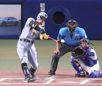 　６回、右中間へ二塁打を放つ佐藤輝（撮影・立川洋一郎）