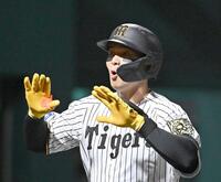 　７回、ソロを放ち生還する井上（撮影・西田忠信）