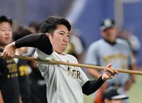 　ストレッチをする石井（撮影・田中太一）