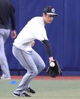 　打撃練習の打球を追う近本（撮影・北村雅宏）