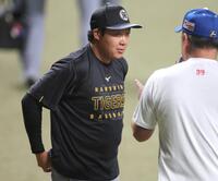 　練習中に井上監督と談笑する大山（左）＝撮影・北村雅宏