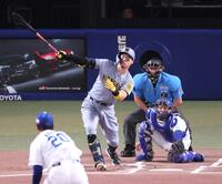 　１回、右翼スタンドへ先制２ランを放つ佐藤輝（撮影・立川洋一郎）