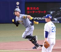 　１回、右翼スタンドへ先制２ランを放つ佐藤輝（撮影・立川洋一郎）