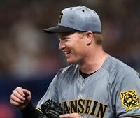 　３回のピンチを切り抜け、笑顔で野手陣を迎えるネルソン（撮影・田中太一）