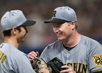 　３回のピンチを切り抜け、近本を迎えるネルソン（撮影・田中太一）