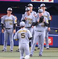 　３回、満塁のピンチを好守で救った近本（５）を迎えて笑顔を見せるネルソン（４２）＝撮影・立川洋一郎