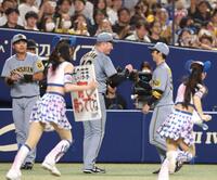 　３回、ピンチを無失点で切り抜け、近本を迎えるネルソン（中央）＝撮影・北村雅宏