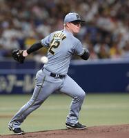 　１回、岡林の打球に反応するネルソン（撮影・北村雅宏）