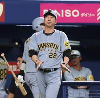 　４回の攻撃をを終え、ネルソンの交代を告げにベンチを出る藤川監督（撮影・北村雅宏）