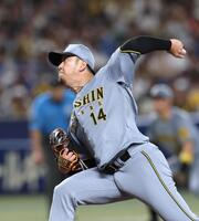 　５回から３番手で登板する岩貞（撮影・北村雅宏）