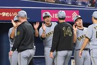 　勝利を挙げた岩貞（１４）を迎える藤川監督（中央）＝撮影・北村雅宏