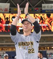 　手をたたきながら引き揚げる藤川監督（撮影・田中太一）