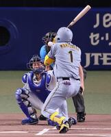 　１回、死球を受ける森下（撮影・立川洋一郎）