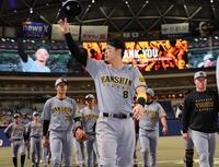 　バンテリンドームでの最終戦を本塁打で飾り、ファンに手を振る佐藤輝（撮影・田中太一）