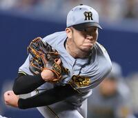 　５回を無失点に抑える岩貞（撮影・田中太一）