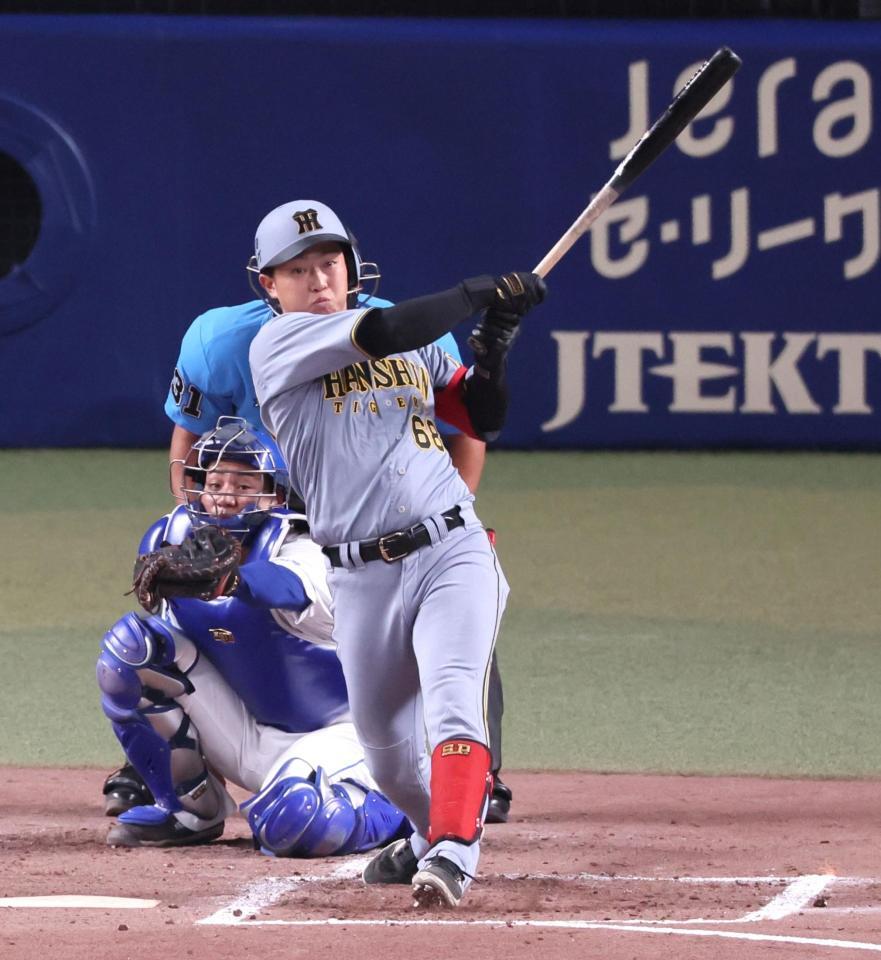 　３回、左中間スタンドへ先制ソロを放つ中川（撮影・立川洋一郎）