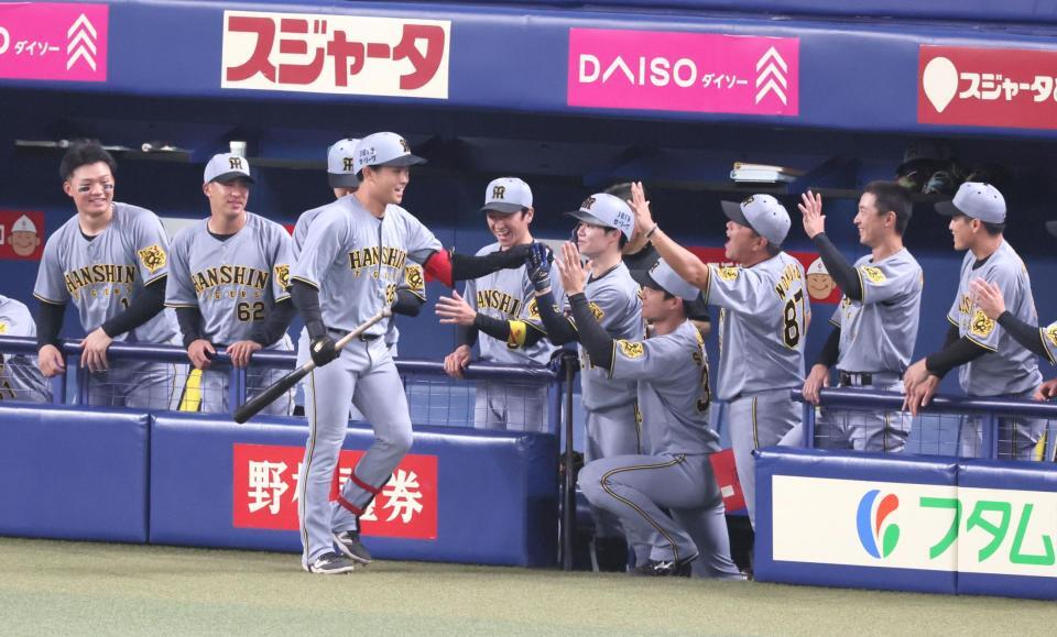 　３回、先制ソロを放ちナインの祝福に笑顔を見せる中川（撮影・立川洋一郎）