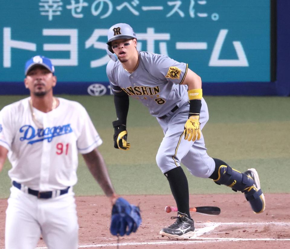 　８回、中前打を放つ佐藤輝（撮影・立川洋一郎）