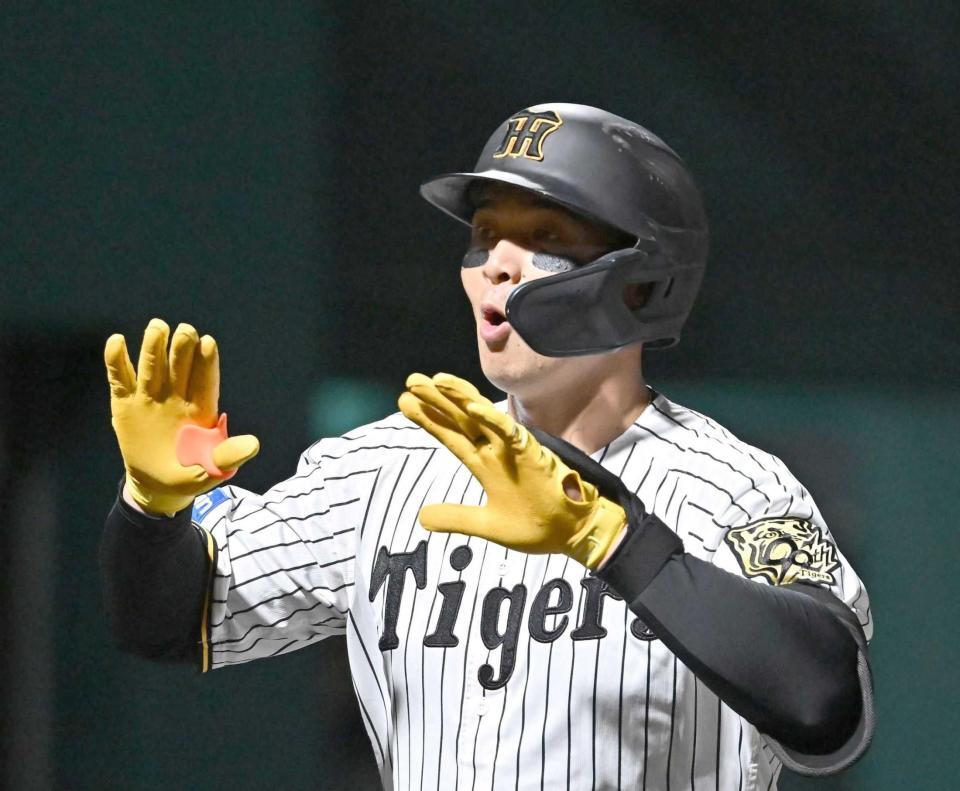 　７回、ソロを放ち生還する井上（撮影・西田忠信）