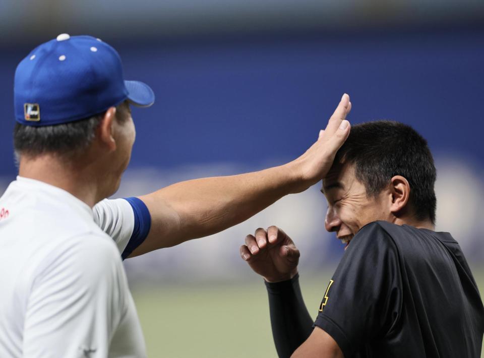 　井上監督から小突かれ、笑顔を見せる熊谷（撮影・田中太一）