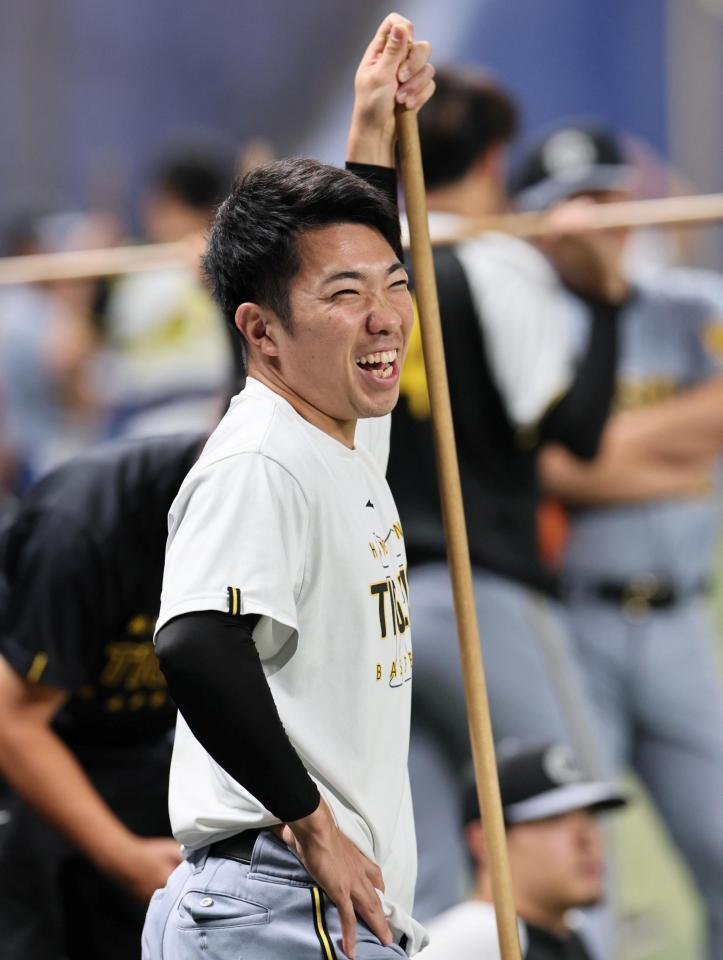 　笑顔を見せる石井（撮影・田中太一）