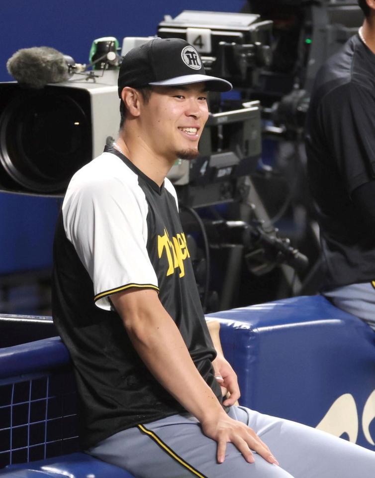 　練習中に笑顔を見せる佐藤輝（撮影・北村雅宏）