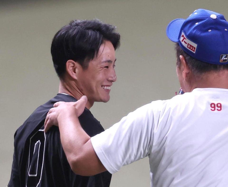 　練習中、井上監督と談笑する木浪（左）＝撮影・北村雅宏