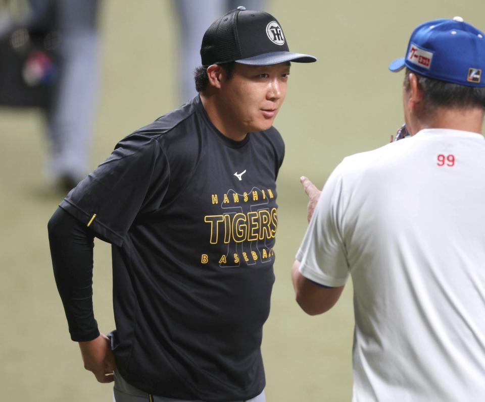 　練習中に井上監督と談笑する大山（左）＝撮影・北村雅宏