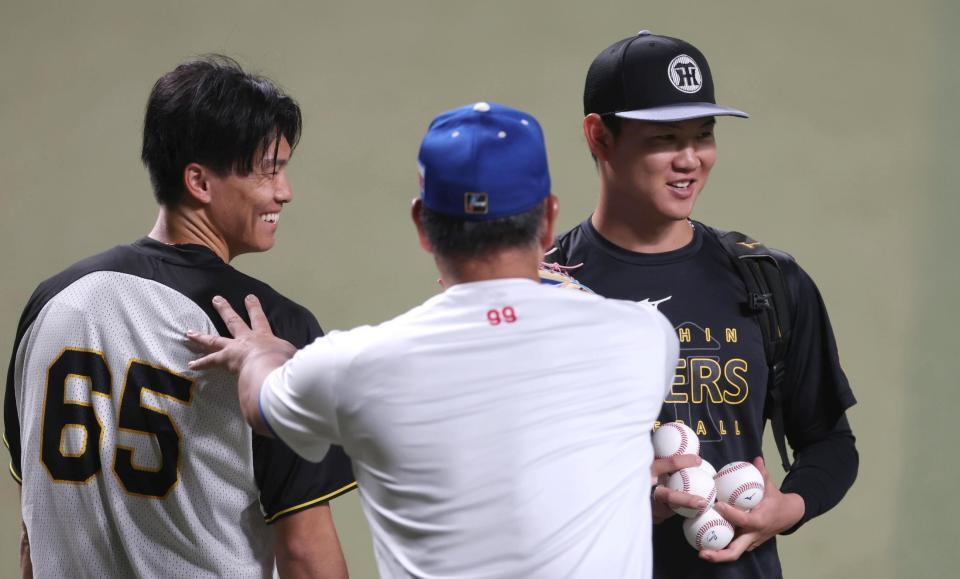 　井上監督に肩を押される湯浅（左）と及川（右）＝撮影・北村雅宏