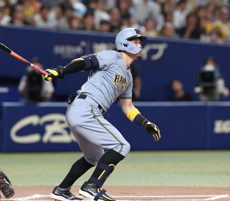 　１回、先制となる２ランを放つ佐藤輝（撮影・北村雅宏）