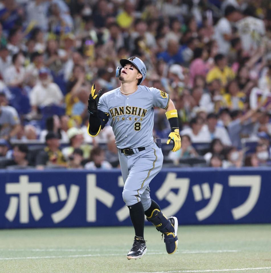 　１回、先制となる２ランを放ち、天を見上げる佐藤輝（撮影・北村雅宏）