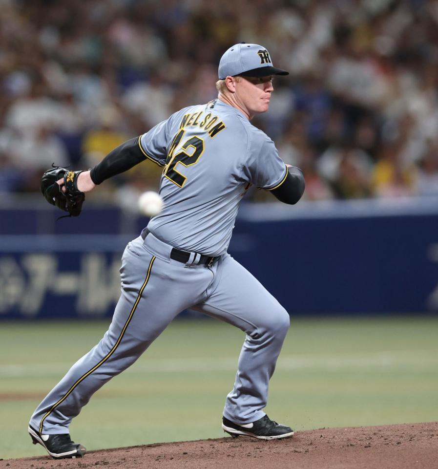 　１回、岡林の打球に反応するネルソン（撮影・北村雅宏）