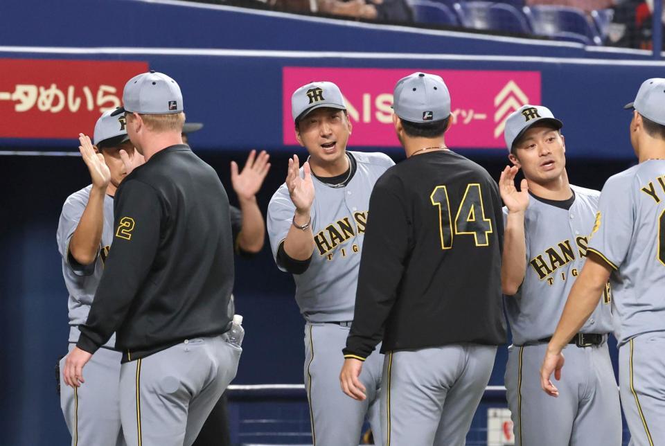 　勝利を挙げた岩貞（１４）を迎える藤川監督（中央）＝撮影・北村雅宏