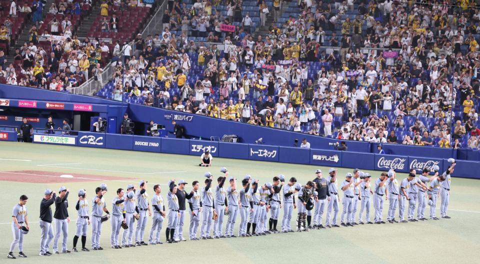 　バンテリンドームナゴヤでの最終戦を終えスタンドのファンにあいさつする阪神ナイン（撮影・立川洋一郎）