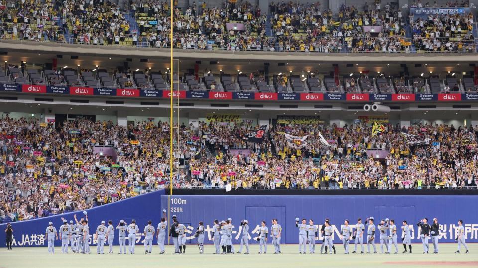 　バンテリンドームナゴヤでの最終戦を終え、ファンにあいさつする阪神ナイン（撮影・北村雅宏）