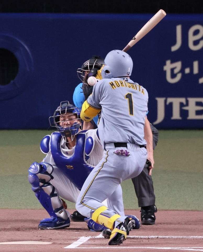 　１回、死球を受ける森下（撮影・立川洋一郎）