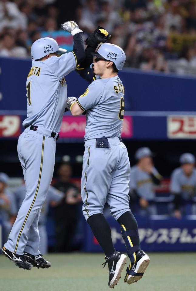 　１回、先制となる２ランを放ち、森下とタッチを交わす佐藤輝（右）＝撮影・北村雅宏