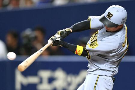 　７回、適時二塁打を放つ近本（撮影・田中太一）