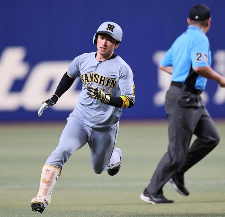 　９回、三塁打を放つ近本（撮影・田中太一）