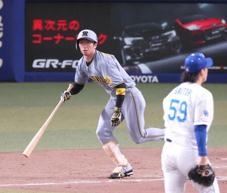 　９回、右中間へ三塁打を放つ近本（撮影・立川洋一郎）