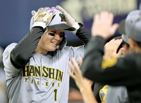 　７回、生還後にナインに迎えられる森下（撮影・田中太一）