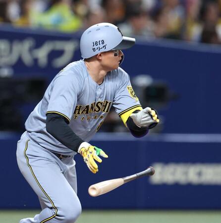 　４回、左前打を放つ森下（撮影・北村雅宏）