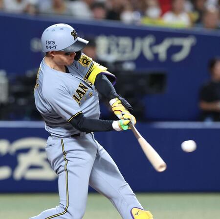 　４回、左前打を放つ森下（撮影・北村雅宏）