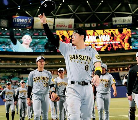 バンテリンドームでの最終戦を本塁打で飾り、ファンに手を振る佐藤輝（撮影・田中太一）