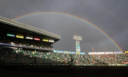 　試合前、空に虹が架かる甲子園球場（撮影・北村雅宏）