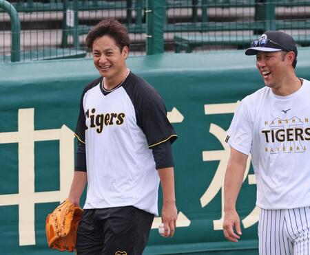 キャッチボールを終えて笑顔を見せる大竹（左）＝撮影・立川洋一郎