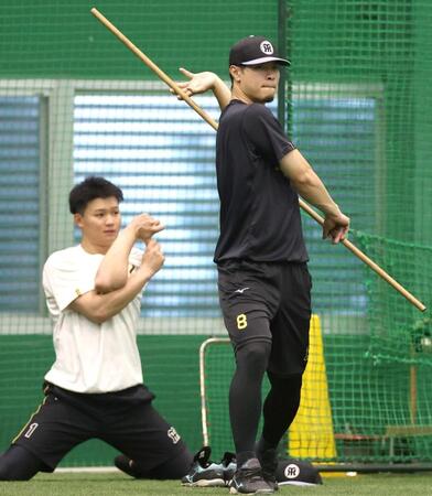 体をほぐす森下と佐藤輝（右）＝撮影・北村雅宏