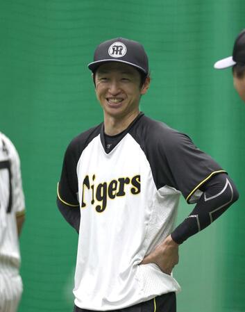 練習中に笑顔を見せる近本（撮影・北村雅宏）