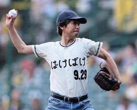 ファーストピッチセレモニーで投げる岡部たかし（撮影・田中太一）