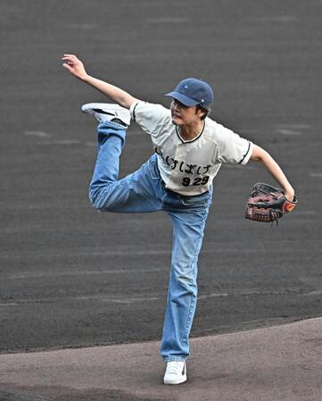 ファーストピッチセレモニーを務める俳優の岡部たかし（撮影・西田忠信）